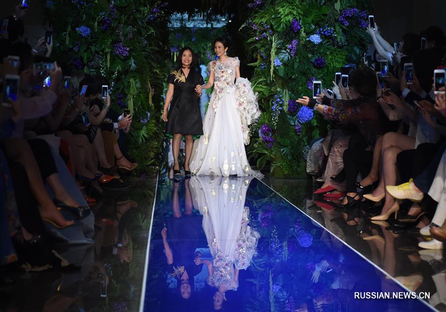 Роскошные платья Го Пэй в окружении столетней архитектуры в центре Пекина