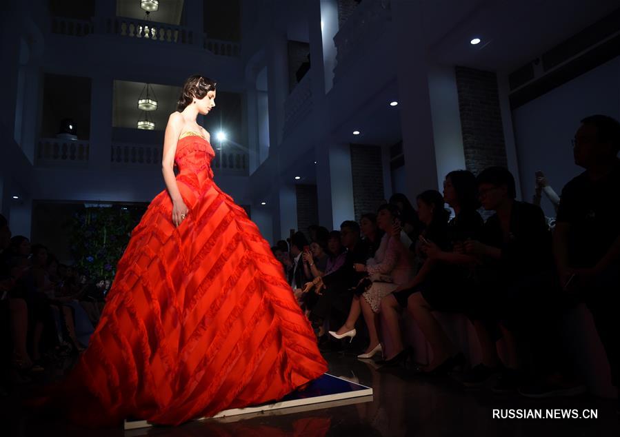 Роскошные платья Го Пэй в окружении столетней архитектуры в центре Пекина