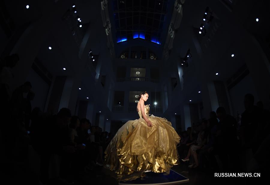 Роскошные платья Го Пэй в окружении столетней архитектуры в центре Пекина