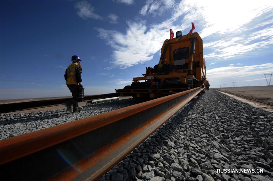 Продолжается строительство железной дороги Голмуд -- Корла через пустыню Гоби