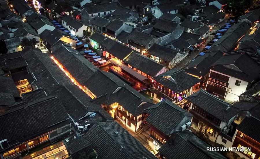 Свет праздничных фонариков на улицах Чжоучжуана