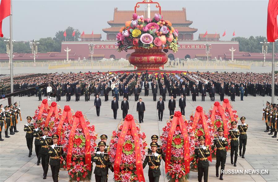Партийные и государственные руководители Китая приняли участие в церемонии возложения корзин с цветами к Памятнику павшим народным героям