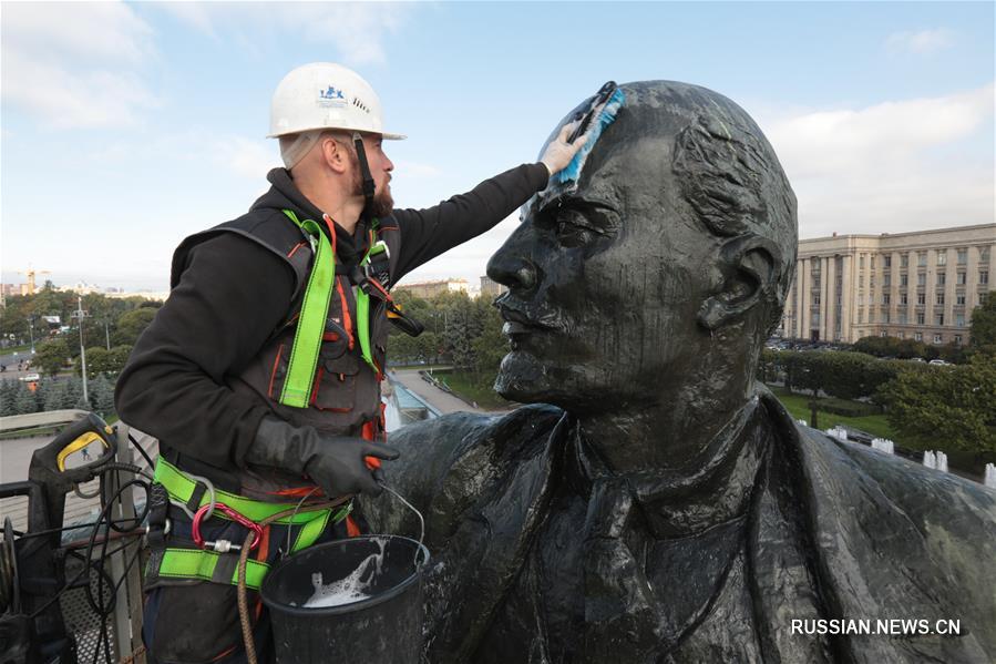 Памятник Ленину в Санкт-Петербурге отмыли к 100-летию Октябрьской революции