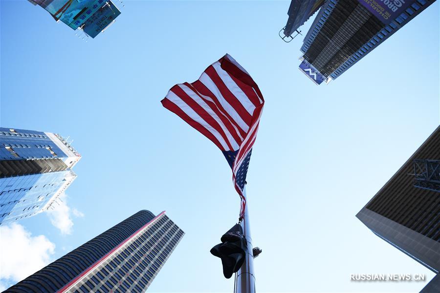 На Таймс-сквер в Нью-Йорке приспущен флаг в память о жертвах трагедии в Лас-Вегасе