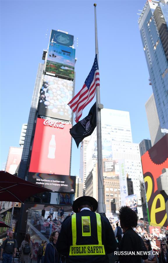На Таймс-сквер в Нью-Йорке приспущен флаг в память о жертвах трагедии в Лас-Вегасе