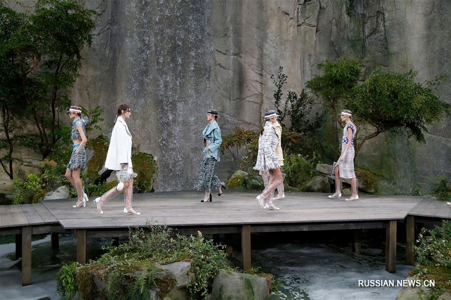 Парижская неделя моды: презентация женской коллекции сезона весна-лето 2018 бренда  Сhanel