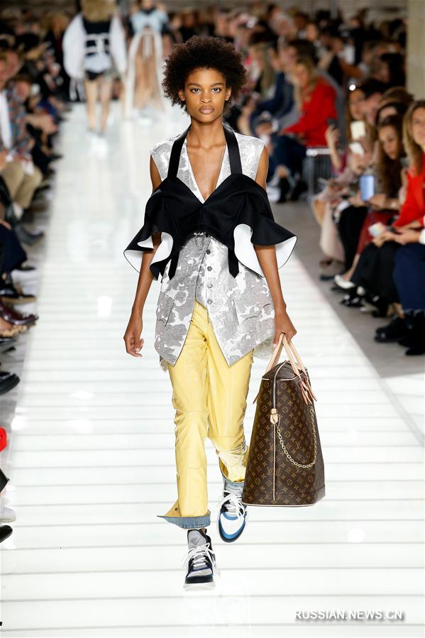 Парижская неделя моды: презентация женской коллекции сезона весна-лето 2018 бренда  Louis Vuitton
