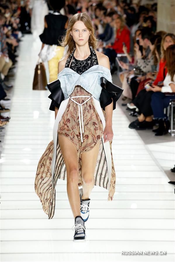 Парижская неделя моды: презентация женской коллекции сезона весна-лето 2018 бренда  Louis Vuitton