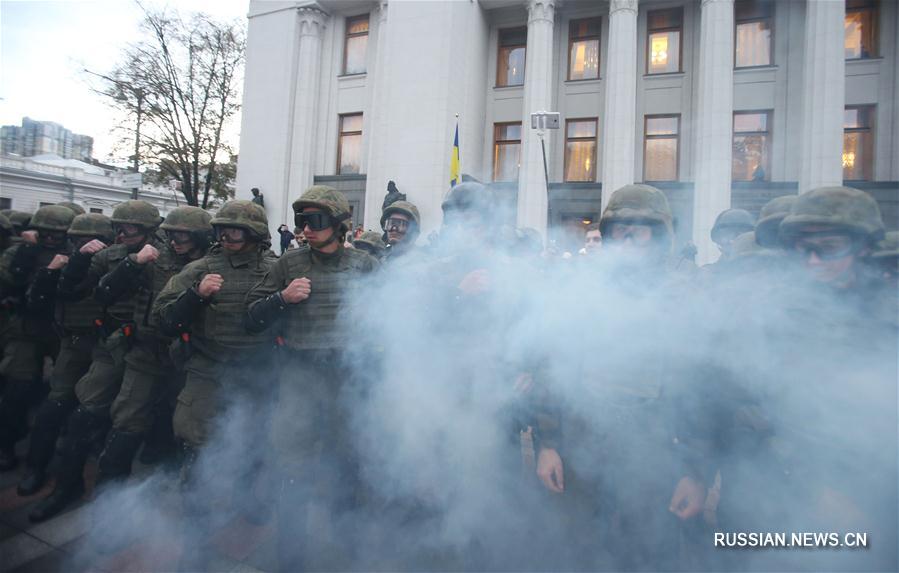 В Киеве националисты протестовали против "особого статуса" Донбасса