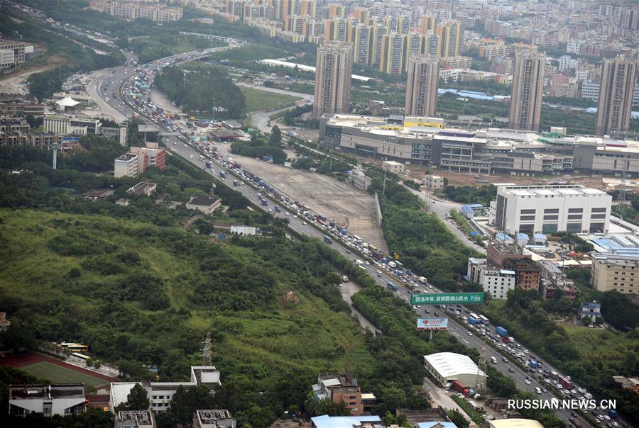 В праздничные каникулы на скоростных автострадах пров. Гуандун образовались большие  пробки 