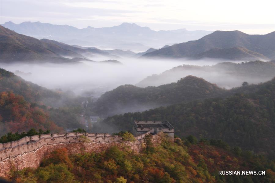 Осенний день на участке Великой Китайской стены в провинции Хэбэй