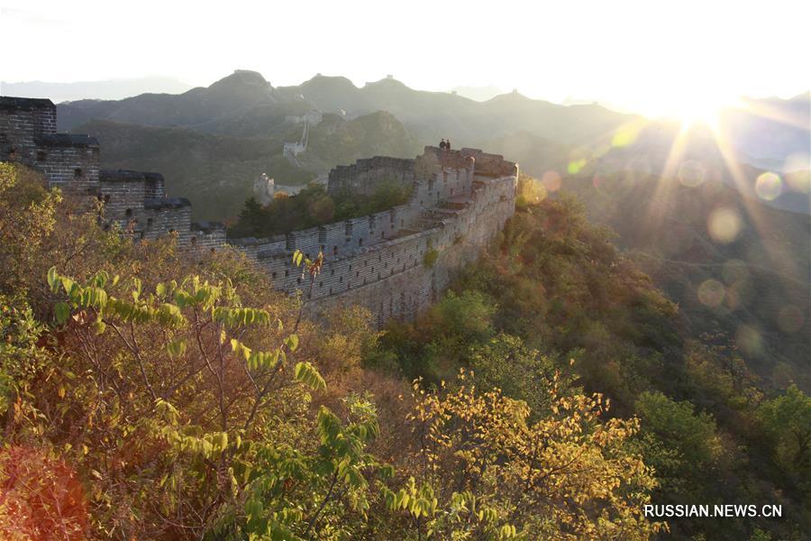 Осенний день на участке Великой Китайской стены в провинции Хэбэй
