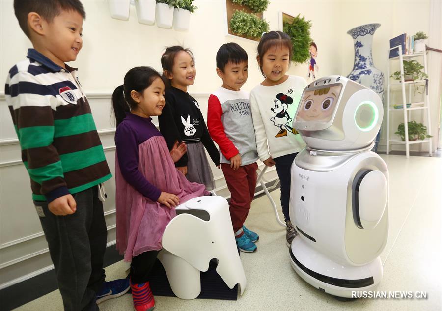 Робот в гостях у ребят в тяньцзиньском детском саду