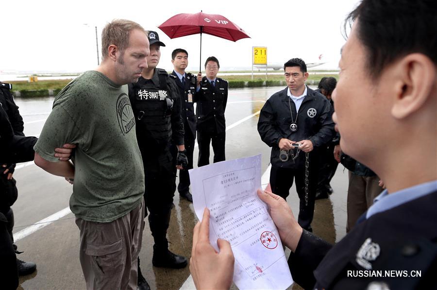 Китайская полиция передала США беглого подозреваемого из "красного циркуляра" Интерпола