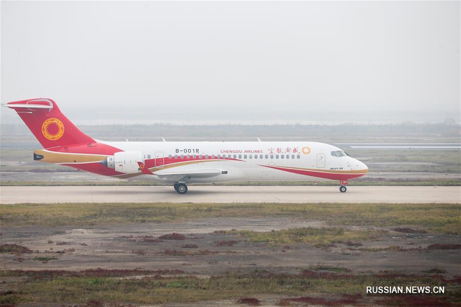 Китайская корпорация COMAC передала заказчику первый серийно произведенный реактивный авиалайнер ARJ21-700