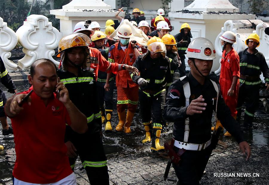 Пожар уничтожил один из самых знаменитых отелей Янгона 