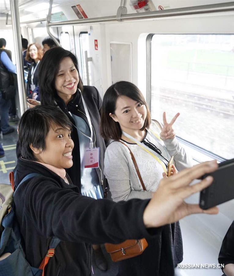 （十九大·XHDW）（2）中外记者会外感受北京轨道交通