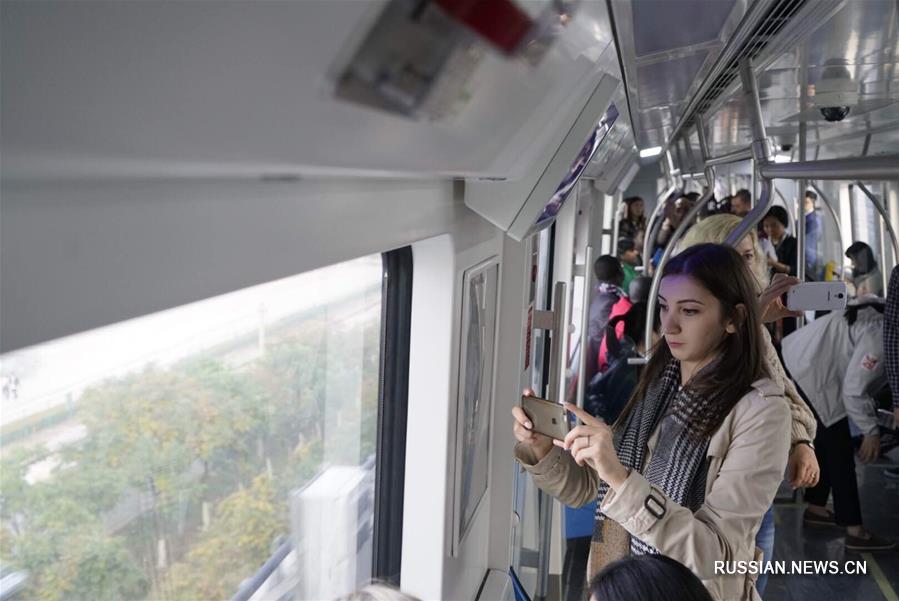 （十九大·XHDW）（3）中外记者会外感受北京轨道交通