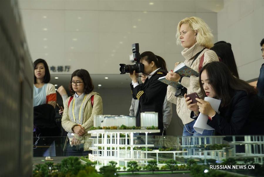 （十九大·XHDW）（4）中外记者会外感受北京轨道交通