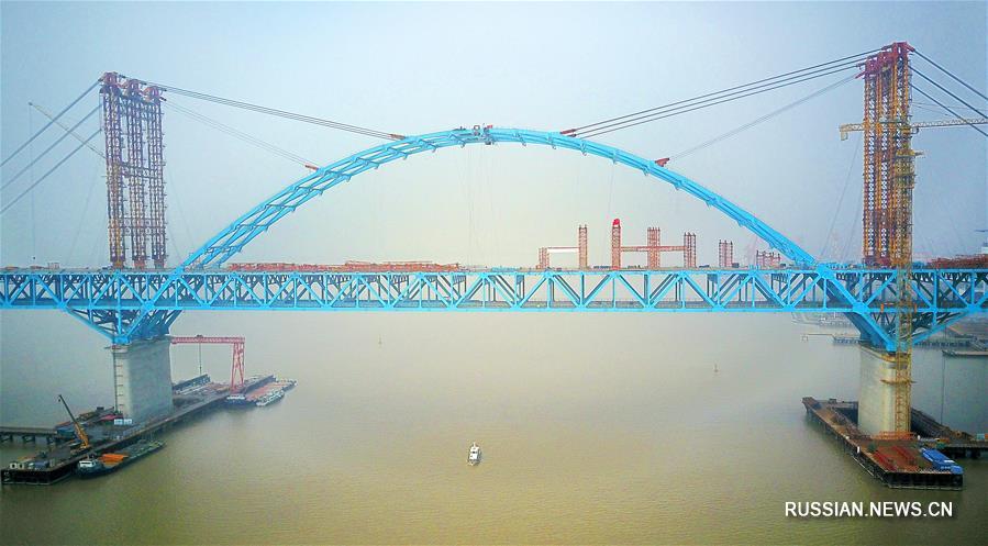 Завершена смычка главной арки автомобильно-железнодорожного стального арочного моста с самым длинным пролетом в мире