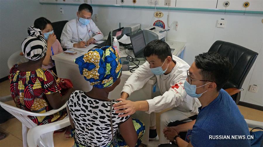 Госпитальное судно ВМС НОАК "Хэпинфанчжоу" оказывает медицинскую помощь жителям Анголы