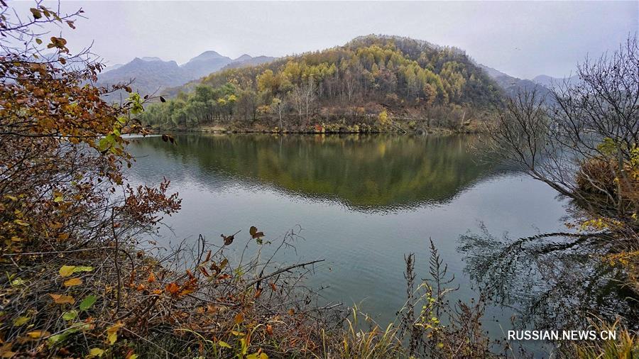 Осенние пейзажи пекинского ландшафтного парка Юйдушань