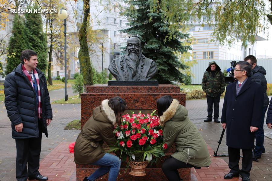 В БГУ открылся первый в Беларуси бюст Конфуция