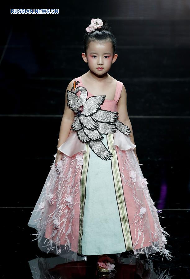 Китайская международная неделя моды сезона весна-лето 2018: презентация коллекции от Чжан Ичао