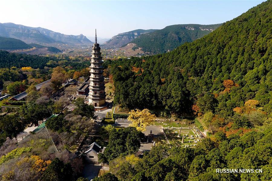 Осенние пейзажи у храма Линъянь в городе Цзинань