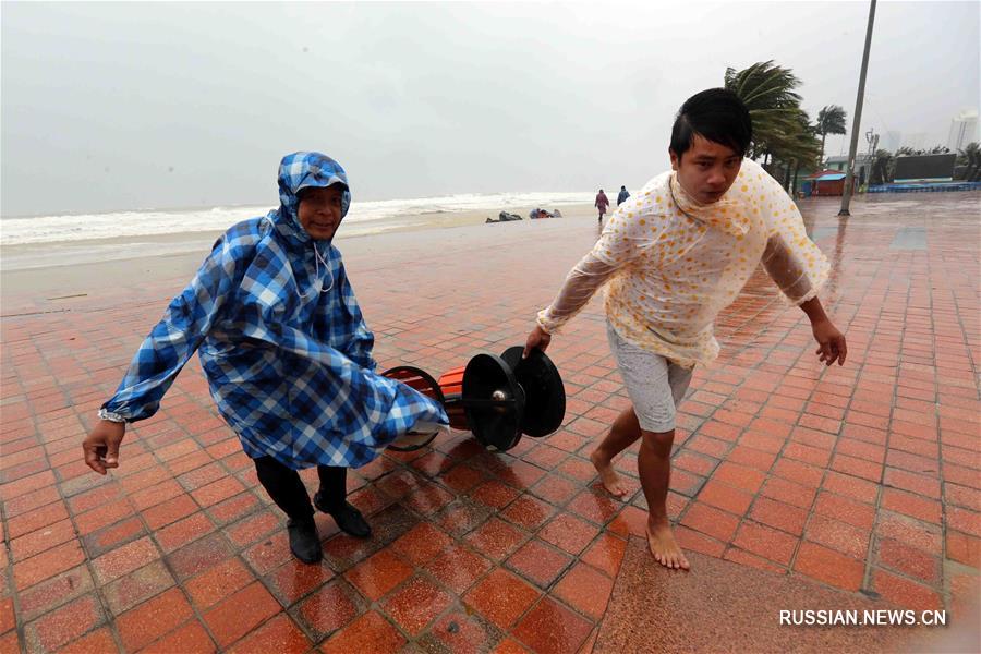 В центральной части Вьетнама тайфун "Дамри" унес жизни 11 человек