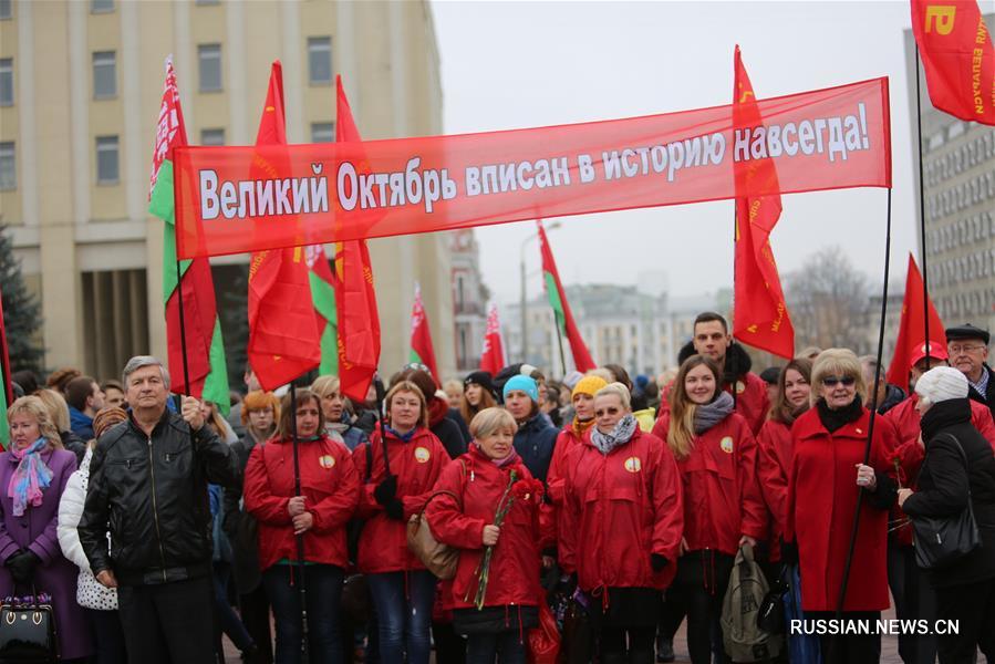 В Минске прошла церемония возложения венков и цветов к памятнику Ленина в честь 100-летия Октябрьской революции