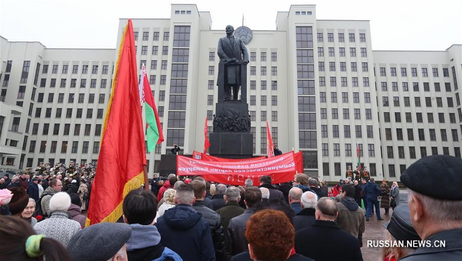 В Минске прошла церемония возложения венков и цветов к памятнику Ленина в честь 100-летия Октябрьской революции