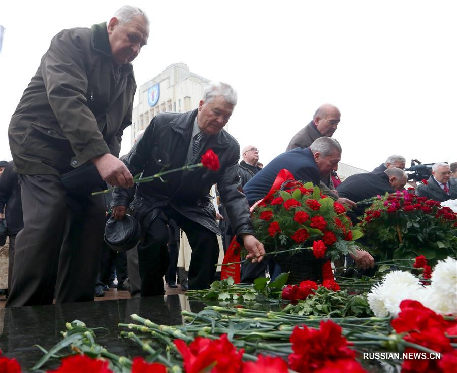 В Минске прошла церемония возложения венков и цветов к памятнику Ленина в честь 100-летия Октябрьской революции