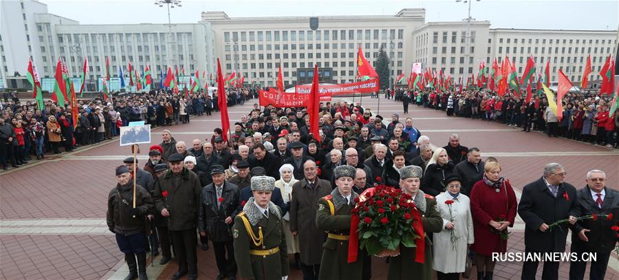 В Минске прошла церемония возложения венков и цветов к памятнику Ленина в честь 100-летия Октябрьской революции