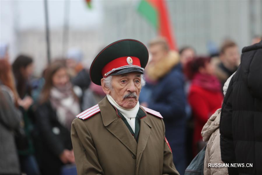 В Минске прошла церемония возложения венков и цветов к памятнику Ленина в честь 100-летия Октябрьской революции