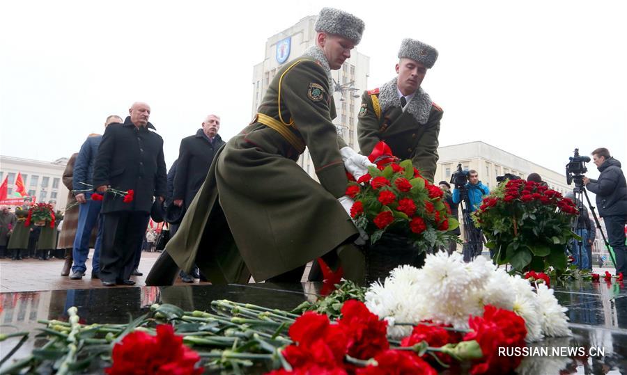 В Минске прошла церемония возложения венков и цветов к памятнику Ленина в честь 100-летия Октябрьской революции