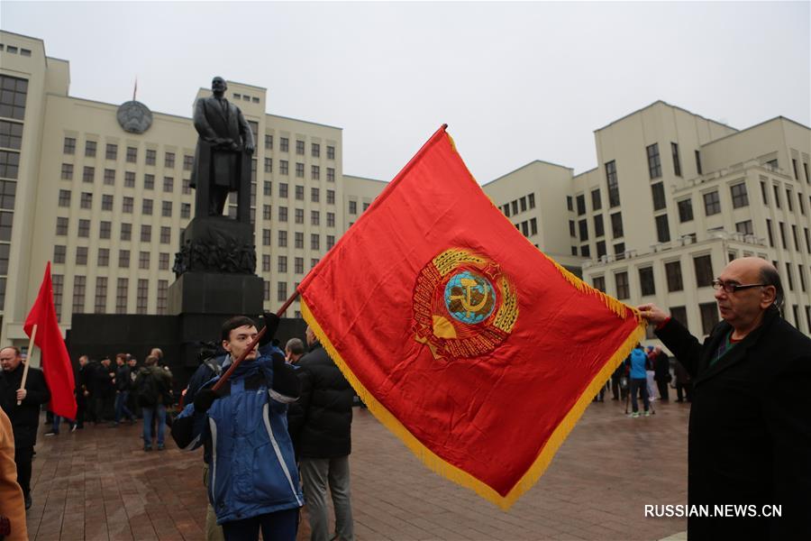 В Минске прошла церемония возложения венков и цветов к памятнику Ленина в честь 100-летия Октябрьской революции