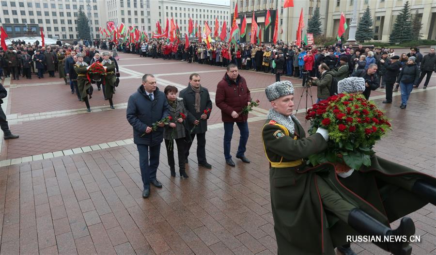 В Минске прошла церемония возложения венков и цветов к памятнику Ленина в честь 100-летия Октябрьской революции