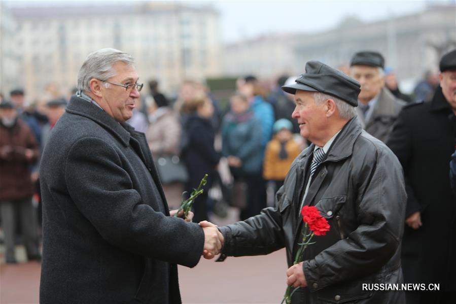 В Минске прошла церемония возложения венков и цветов к памятнику Ленина в честь 100-летия Октябрьской революции