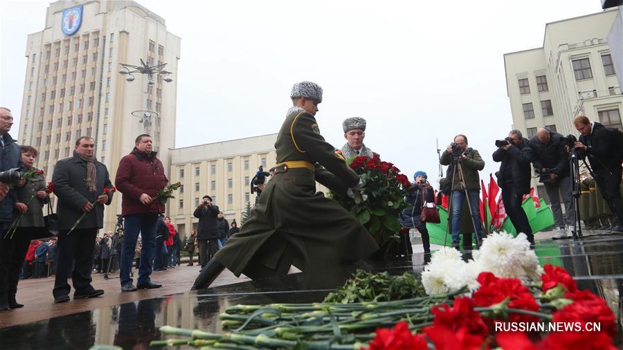 В Минске прошла церемония возложения венков и цветов к памятнику Ленина в честь 100-летия Октябрьской революции