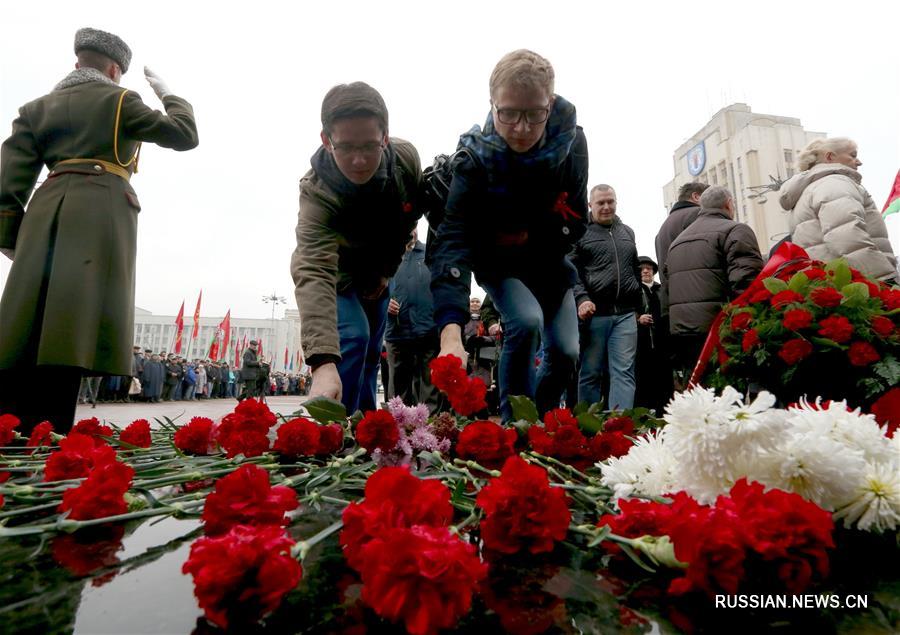 В Минске прошла церемония возложения венков и цветов к памятнику Ленина в честь 100-летия Октябрьской революции