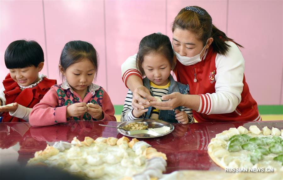 Лепка пельменей в первый день "начала зимы" в детском саду Шэньчжоу