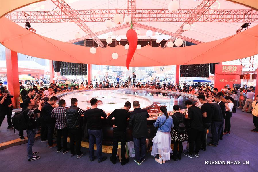 В Чунцине открылся 9-й Кулинарный фестиваль китайского самовара хого