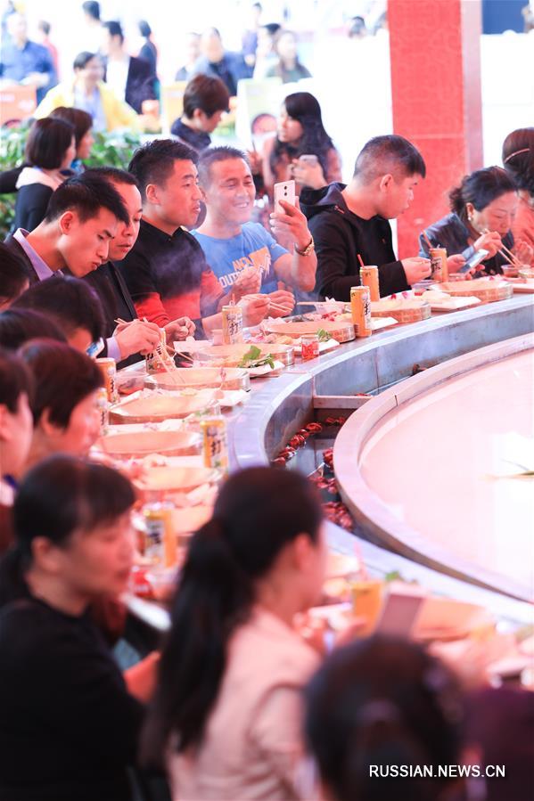 В Чунцине открылся 9-й Кулинарный фестиваль китайского самовара хого