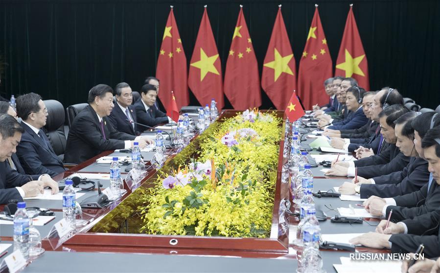 Си Цзиньпин в Дананге встретился с премьер-министром Вьетнама Нгуен Суан Фуком