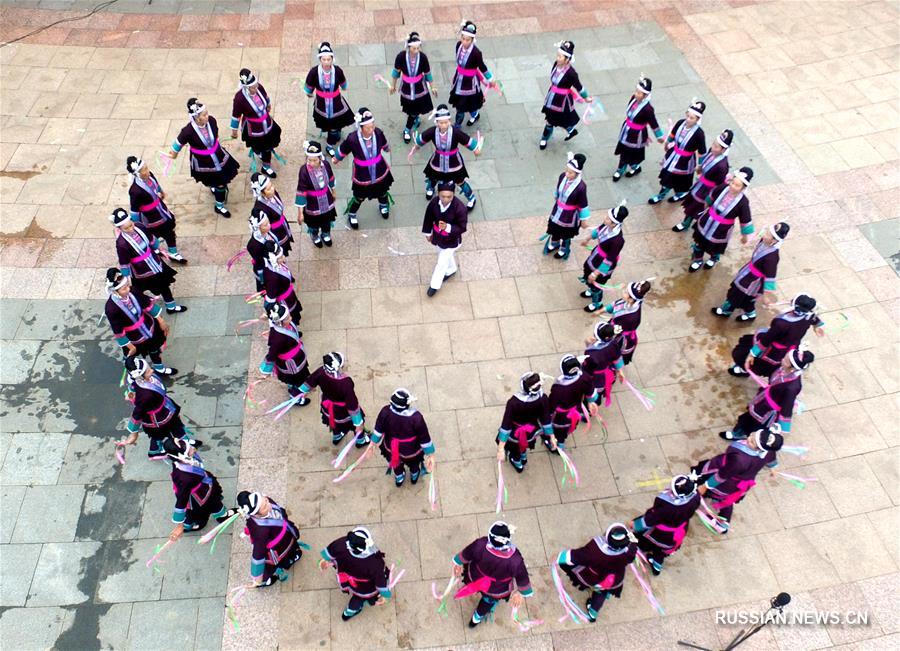 Традиционные соревнования по танцам и песням народности дун