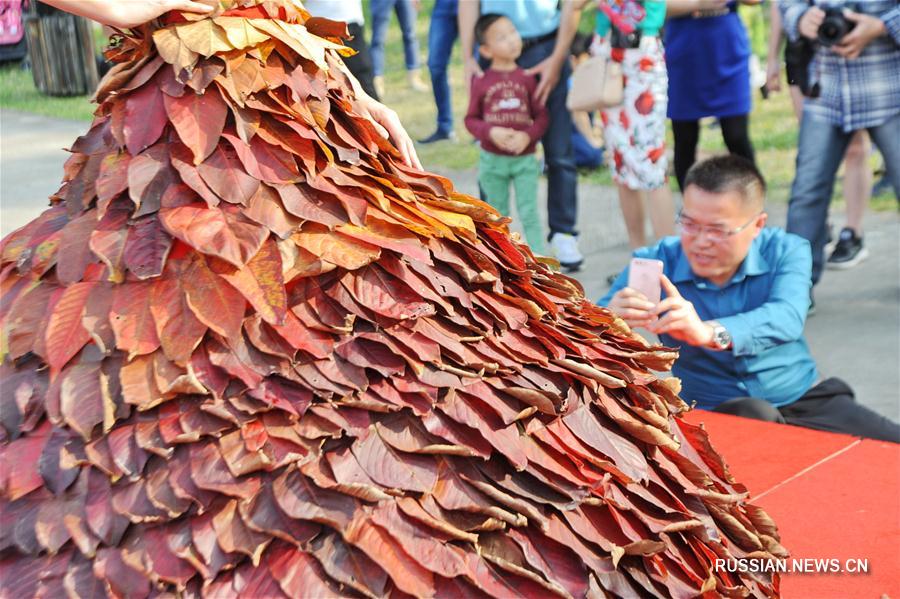 Платье из листьев на юге Китая