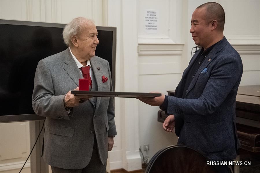 Китайский художник Моу Кэ награжден золотой медалью Российской академии художеств