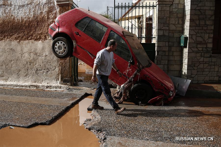 По меньшей мере 5 человек погибли в результате наводнения в Греции 