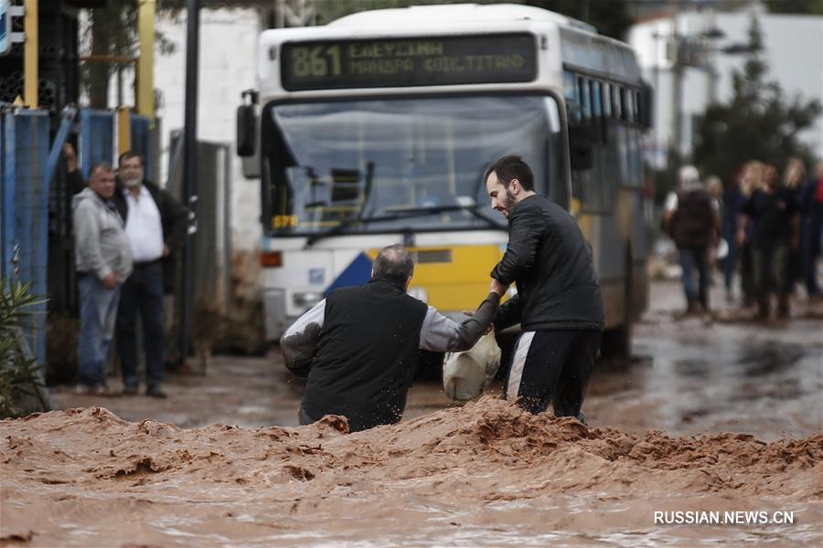 Число жертв наводнений в Греции увеличилось до 15 